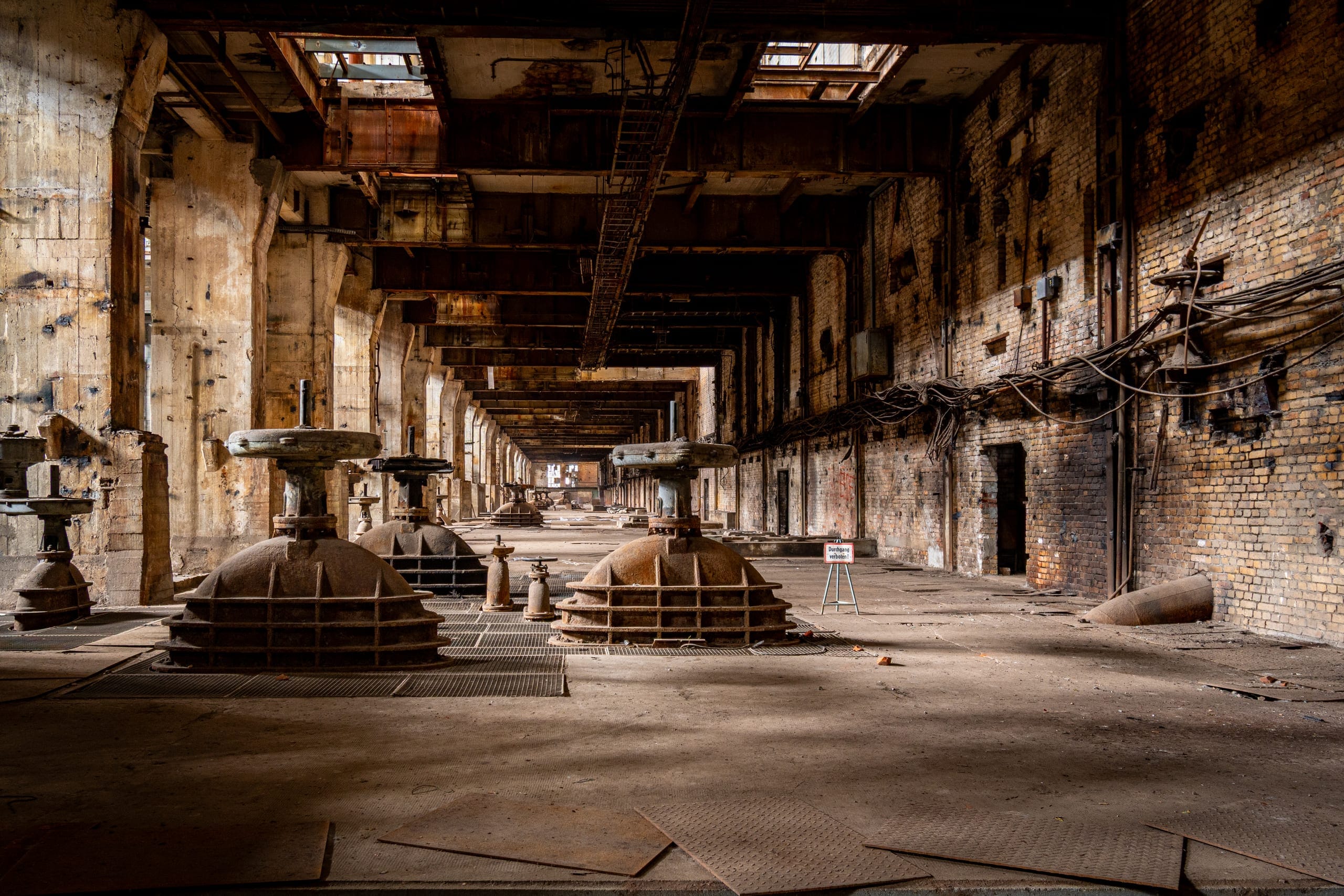 Die Maschinenhalle bei Dämmerung